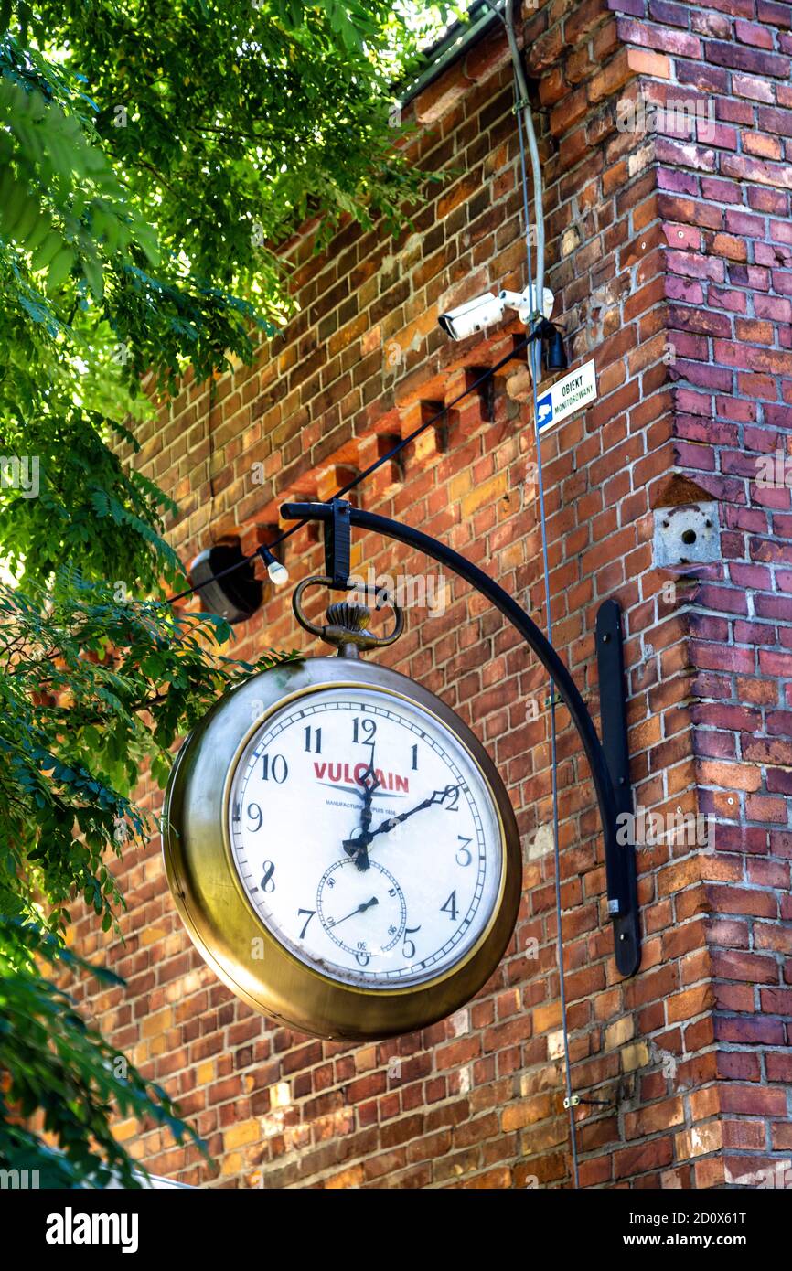 Uhr an der Fassade von Warszawa Wschodnia von Mateusz Gessler Restaurant am umgebauten Bahnhof, Soho Factory, Praga Bezirk Warschau, Polen Stockfoto
