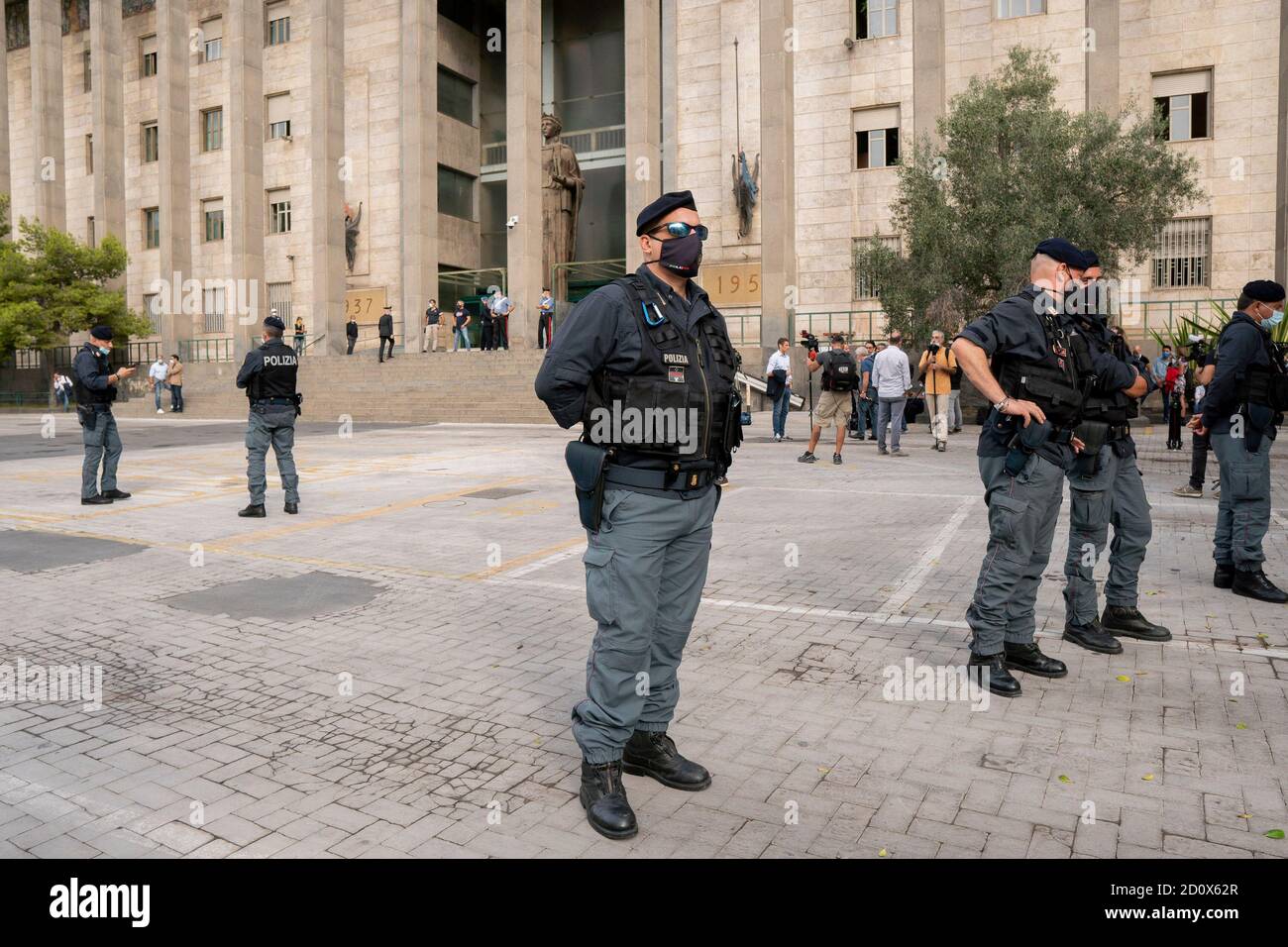 Catania, Italien. Januar 2016. Polizisten, die vor dem Gericht auf der Wache standen.der Führer der Ligapartei, Matteo Salvini, erschien vor dem Richter in Catania für den Fall, der sich auf die angeblich illegale Inhaftierung von Einwanderern bezog. Nach der Entscheidung des Gerichts wird am 20. November eine neue Anhörung stattfinden, bei der Premierminister Giuseppe Conte und Außenminister Luigi Di Maio als Zeugen vertreten sind. Im Anschluss an die Entscheidung des Gerichts Salvini, hielt eine Pressemitteilung und traf seine Anhänger. Kredit: Valeria Ferraro/SOPA Images/ZUMA Wire/Alamy Live Nachrichten Stockfoto