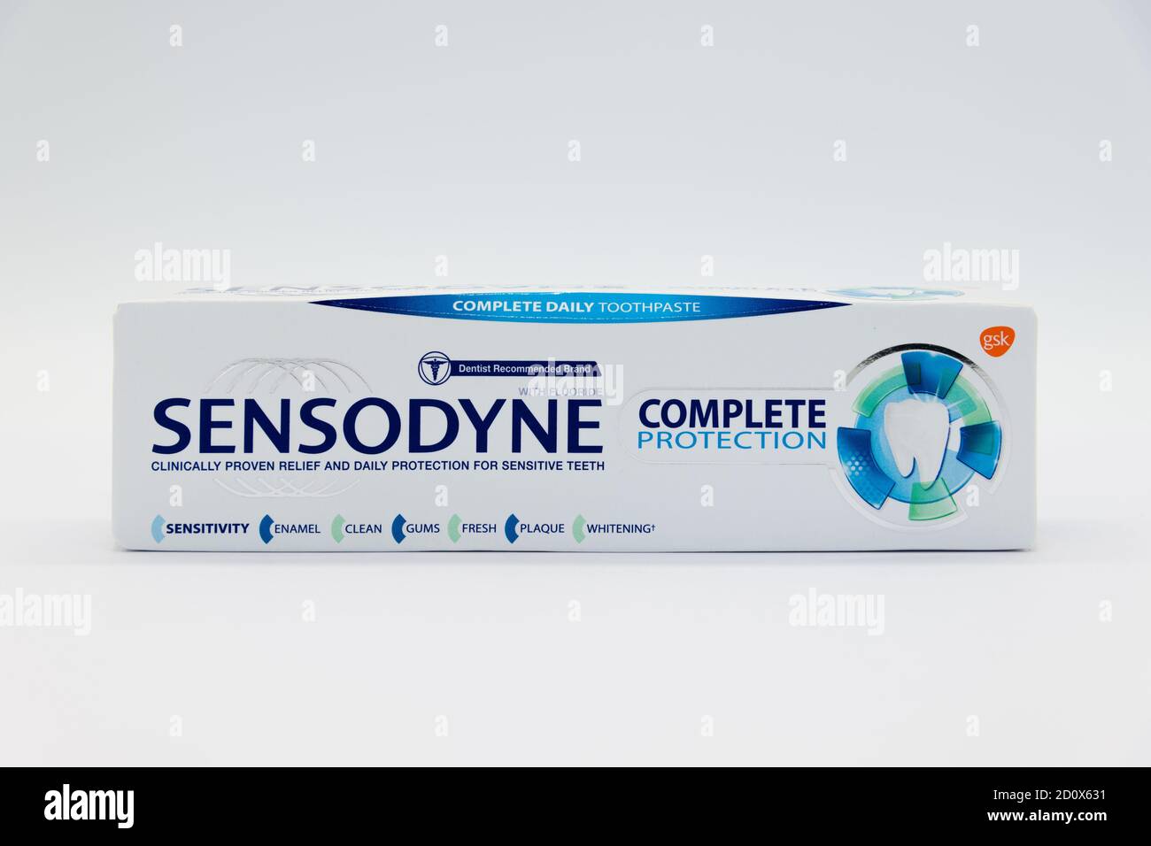 Irvine, Scotland, UK - 01. Oktober 2020: Zahnpasta-Schachtel mit Sensodyne-Markenaufdruck in Verpackungen, die teilweise mit Symbolen und Inhaltsdisplaye wiederverwertbar sind Stockfoto