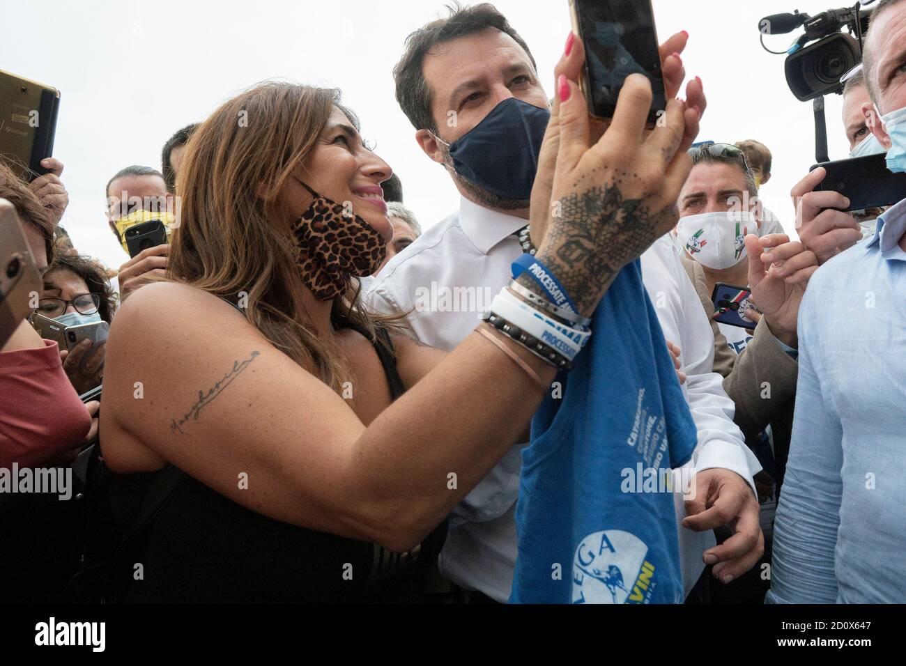 Catania, Italien. Januar 2016. Matteo Salvinis sah, wie er nach der Pressemitteilung Selfies mit seinem Unterstützer machte.der Führer der Ligapartei, Matteo Salvini, erschien vor dem Richter in Catania wegen des Falles im Zusammenhang mit der angeblich illegalen Inhaftierung von Einwanderern. Nach der Entscheidung des Gerichts wird am 20. November eine neue Anhörung stattfinden, bei der Premierminister Giuseppe Conte und Außenminister Luigi Di Maio als Zeugen vertreten sind. Im Anschluss an die Entscheidung des Gerichts Salvini, hielt eine Pressemitteilung und traf seine Anhänger. Kredit: Valeria Ferraro/SOPA Images/ZUMA Wire/Alamy Live Nachrichten Stockfoto