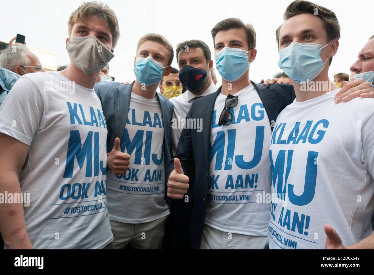 Catania, Italien. Januar 2016. Junge Unterstützer aus Belgien mit einem T-Shirt zitierten und stellten mich auch vor Gericht."der Parteivorsitzende der Liga, Matteo Salvini, erschien vor dem Richter in Catania wegen des Falles, der sich auf die angeblich illegale Inhaftierung von Einwanderern bezog. Nach der Entscheidung des Gerichts wird am 20. November eine neue Anhörung stattfinden, bei der Premierminister Giuseppe Conte und Außenminister Luigi Di Maio als Zeugen vertreten sind. Im Anschluss an die Entscheidung des Gerichts Salvini, hielt eine Pressemitteilung und traf seine Anhänger. Kredit: Valeria Ferraro/SOPA Images/ZUMA Wire/Alamy Live Nachrichten Stockfoto