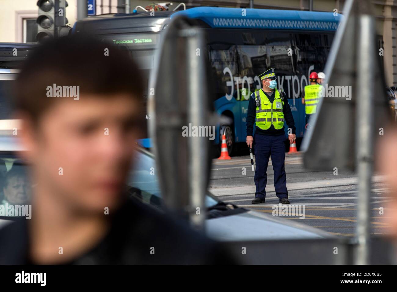 Moskau, Russland. 3. Oktober 2020 ein Mitarbeiter der Moskauer Verkehrsmanagement-Zentrum regelt den Verkehr an der Kreuzung der Tverskaya Straße im Zentrum von Moskau, Russland Stockfoto