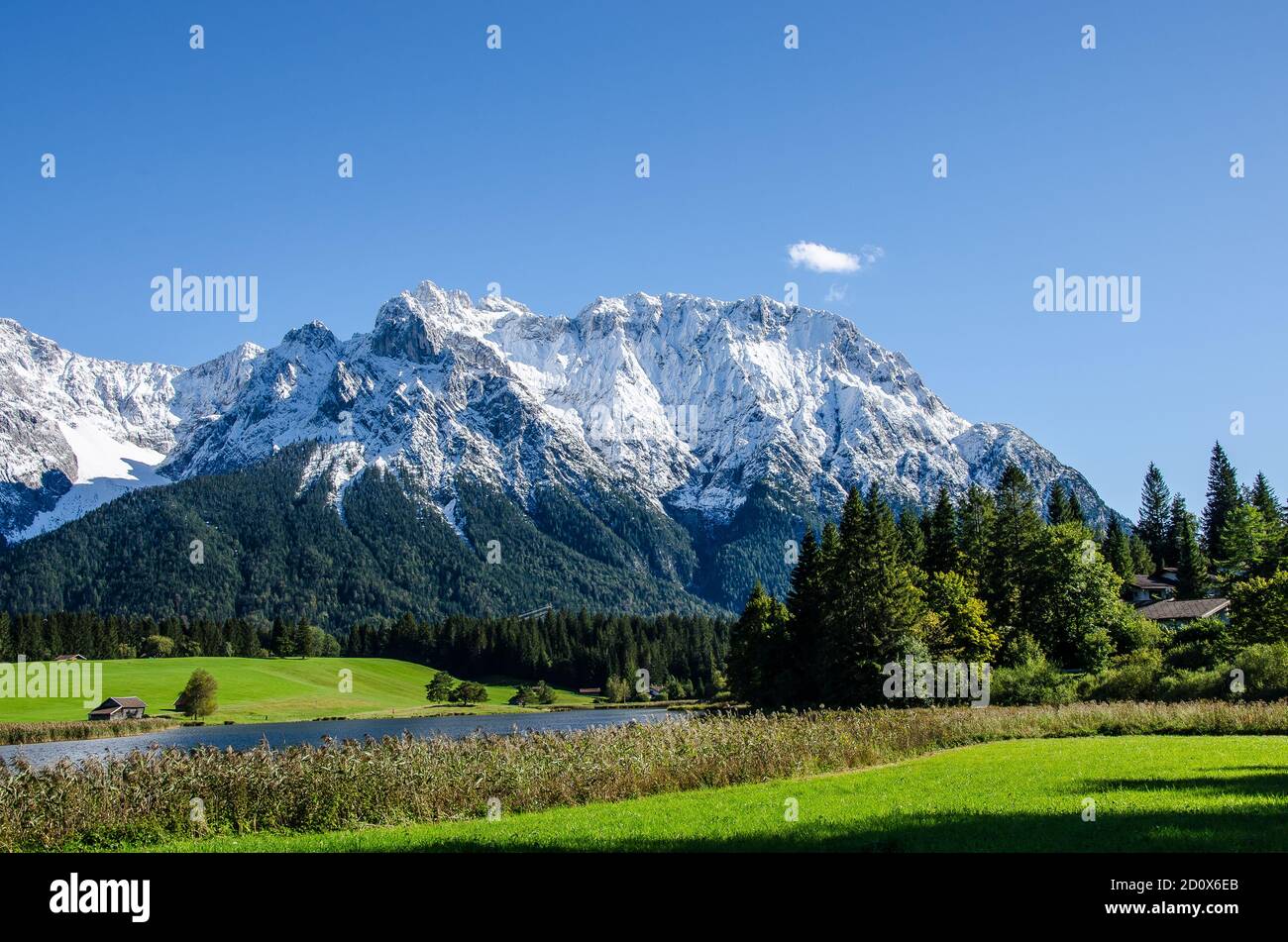 Alpensee Schmalensee bei Mittenwald mit Blick auf das Karwendelgebirge im Herbst mit frühem Schneefall. Stockfoto