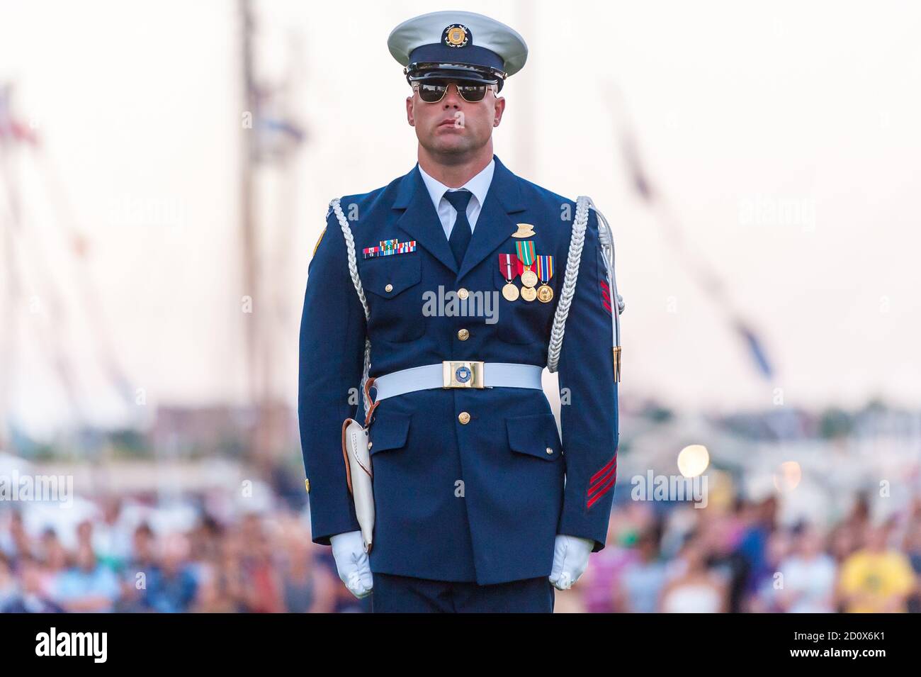 Boston, Massachusetts. 21. Juni 2017. Segeln Sie Nach Boston. US Coast Guard Silent Drill Team beim Sunset Salute. Stockfoto