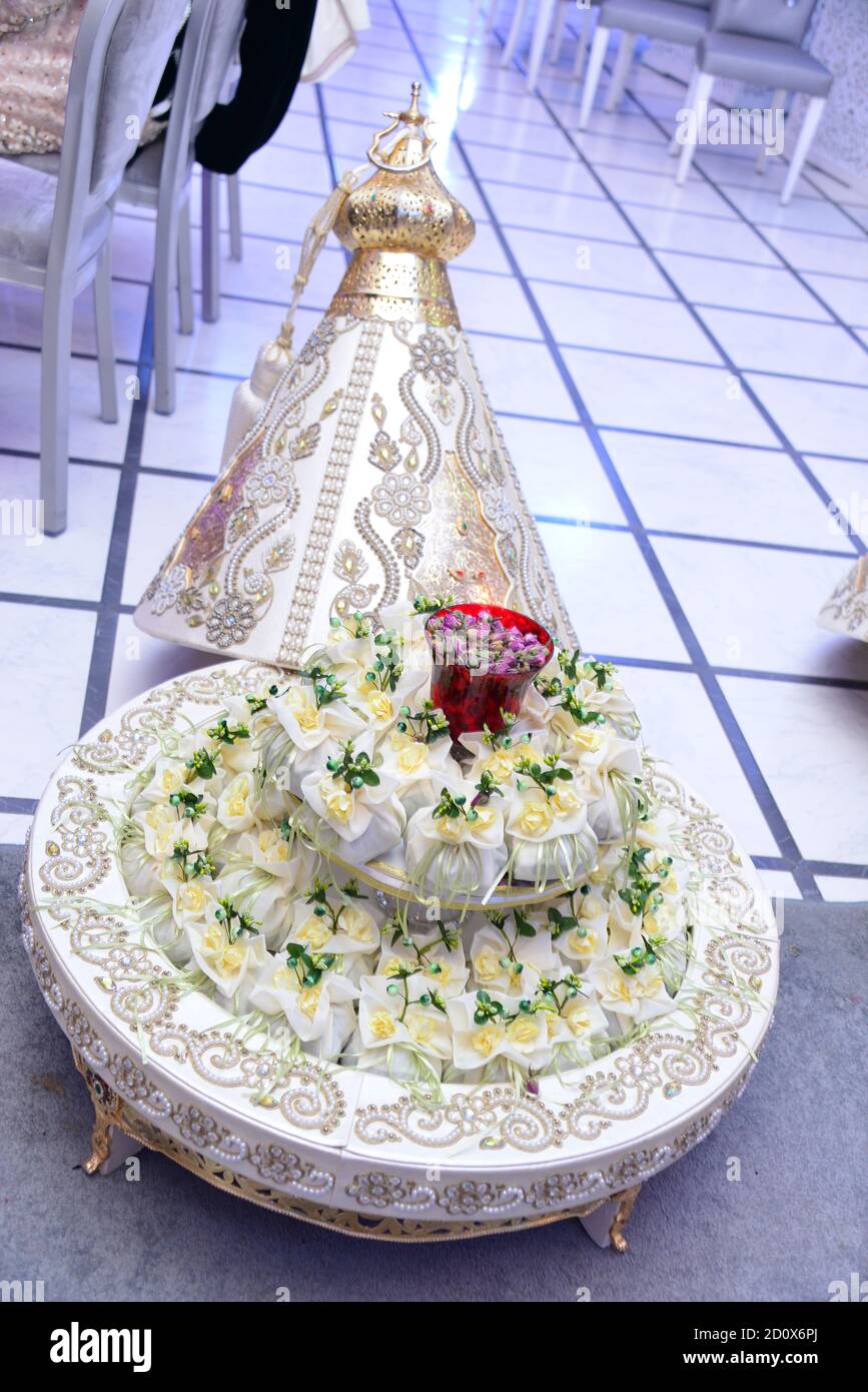 Marokkanische Tyafer, traditionelle Geschenk-Container für die Hochzeitszeremonie, dekoriert mit verzierten goldenen Stickereien.Marokkanische Henna .Hochzeitsgeschenke für die b Stockfoto