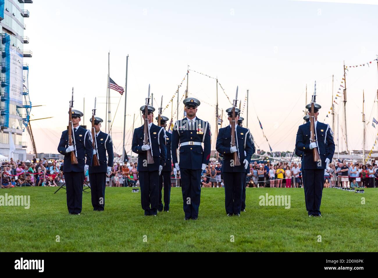Boston, Massachusetts. 21. Juni 2017. Segeln Sie Nach Boston. US Coast Guard Silent Drill Team beim Sunset Salute. Stockfoto