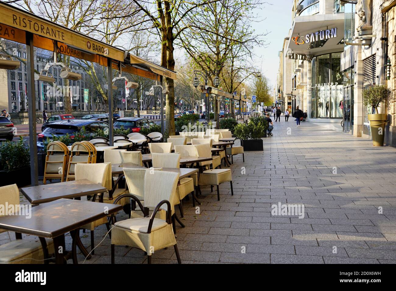 Königsallee in der Düsseldorfer Innenstadt während der Corona-Sperre. Es ist in der Regel eine der belebtesten Einkaufsstraßen in Deutschland. Stockfoto