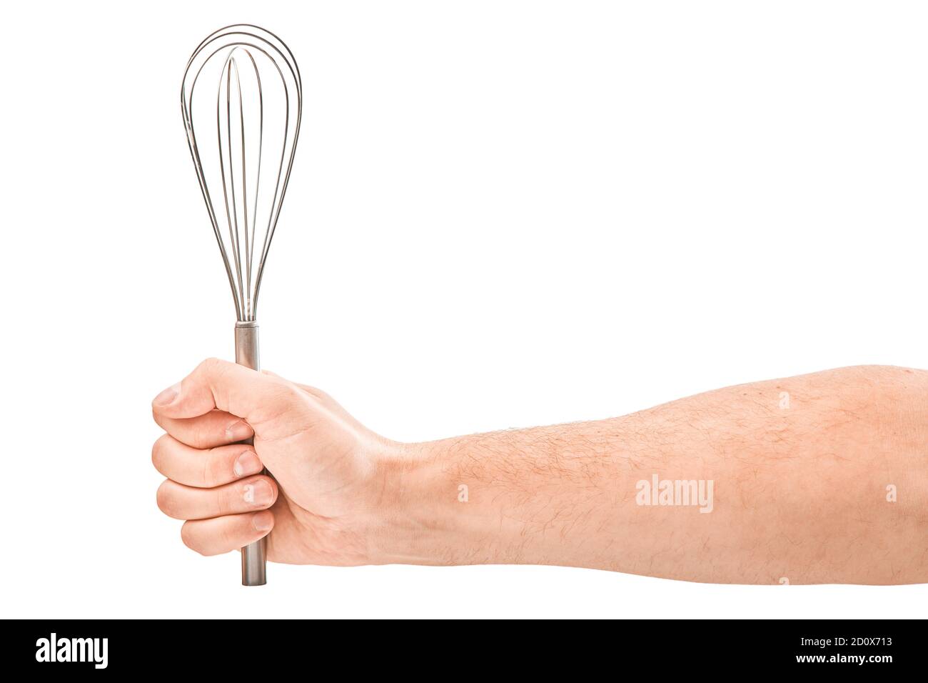 Männliche Hand hält einen Rühreier Schneebesen, isoliert über dem weißen Hintergrund Stockfoto