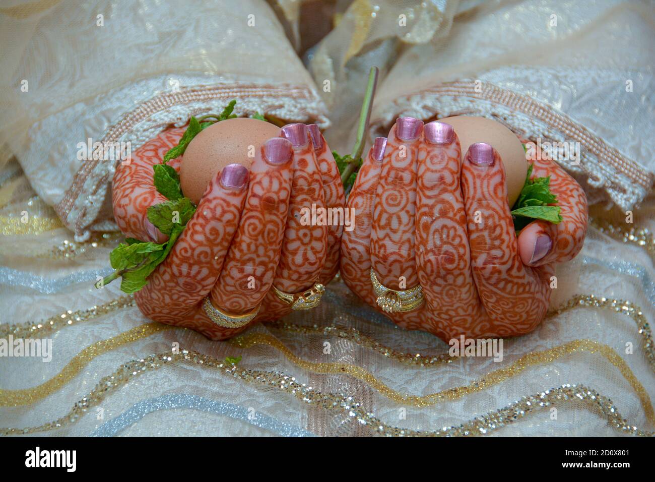 Frauen Hand mit roten Henna Stockfoto