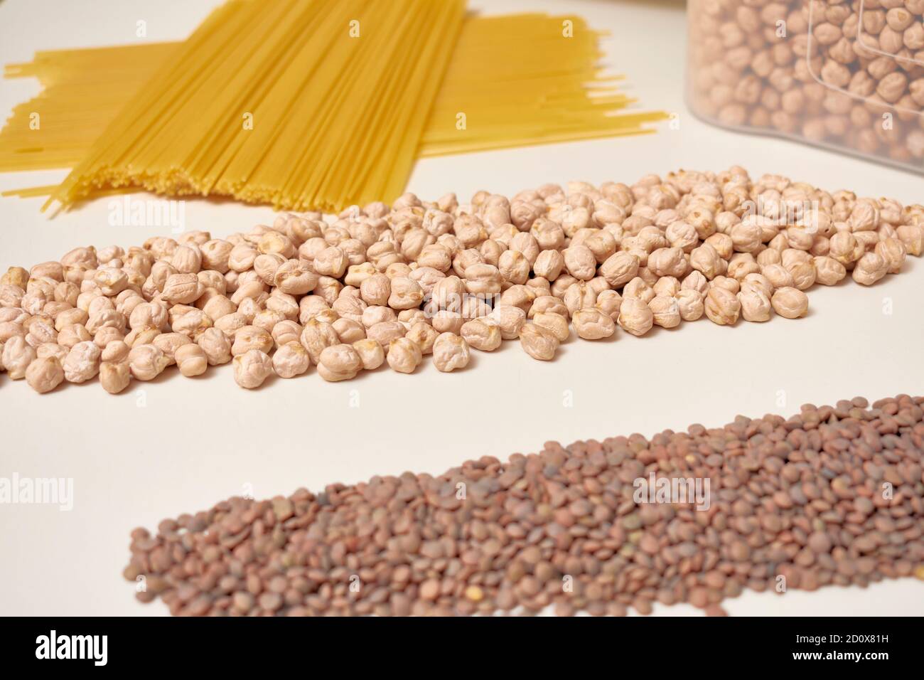 Reis, Linsen, Kichererbsen und Nudeln. Grundlegende Kohlenhydrate in einer ausgewogenen und gesunden Ernährung. Stockfoto