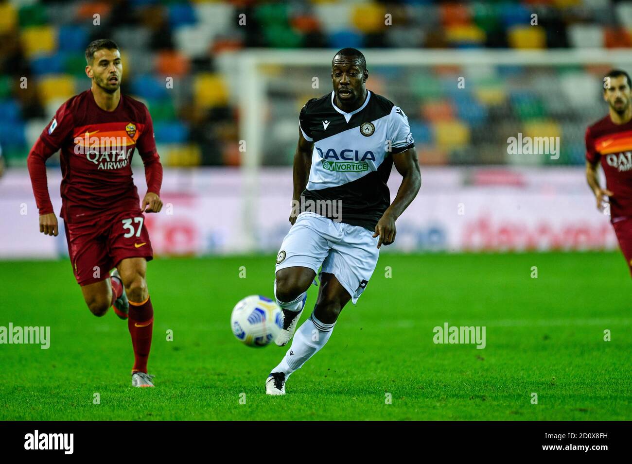 udine, Italien, 03 Oct 2020, Stefano Okaka (Udinese Calcio) und Leonardo Spinazzola (AS Roma) während Udinese vs Roma, italienische Fußball Serie A Spiel - Credit: LM/Alessio Marini/Alamy Live News Stockfoto