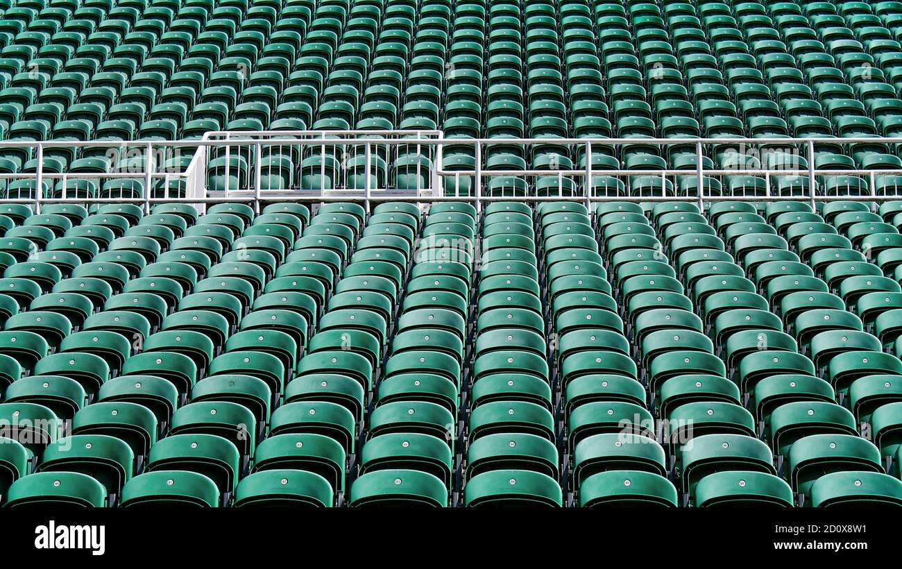 Reihen von Stadionsitzen im Freien, die sich bis in die Ferne erstrecken. Stockfoto