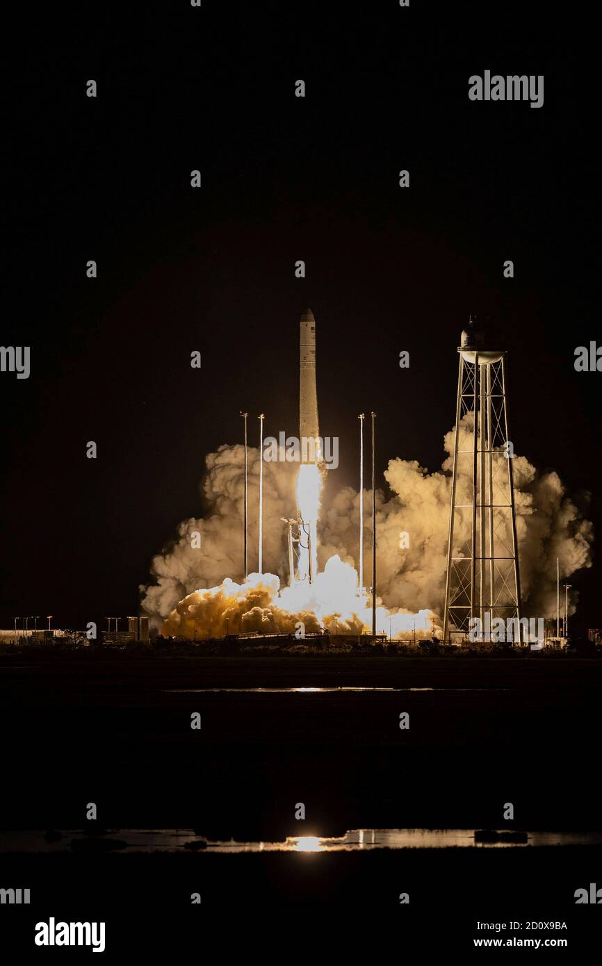 Die Northrop Grumman Antares-Rakete mit Cygnus-Nachversorgung an Bord hebt am 1. Oktober 2020 in Wallops, Virginia, vom Regionalflughafen Mid-Atlantic an der NASA Wallops Flight Facility ab. Die kommerzielle Frachteregungsmission transportiert 8,000 Pfund an Vorräten und Ausrüstung zur Internationalen Raumstation. Stockfoto