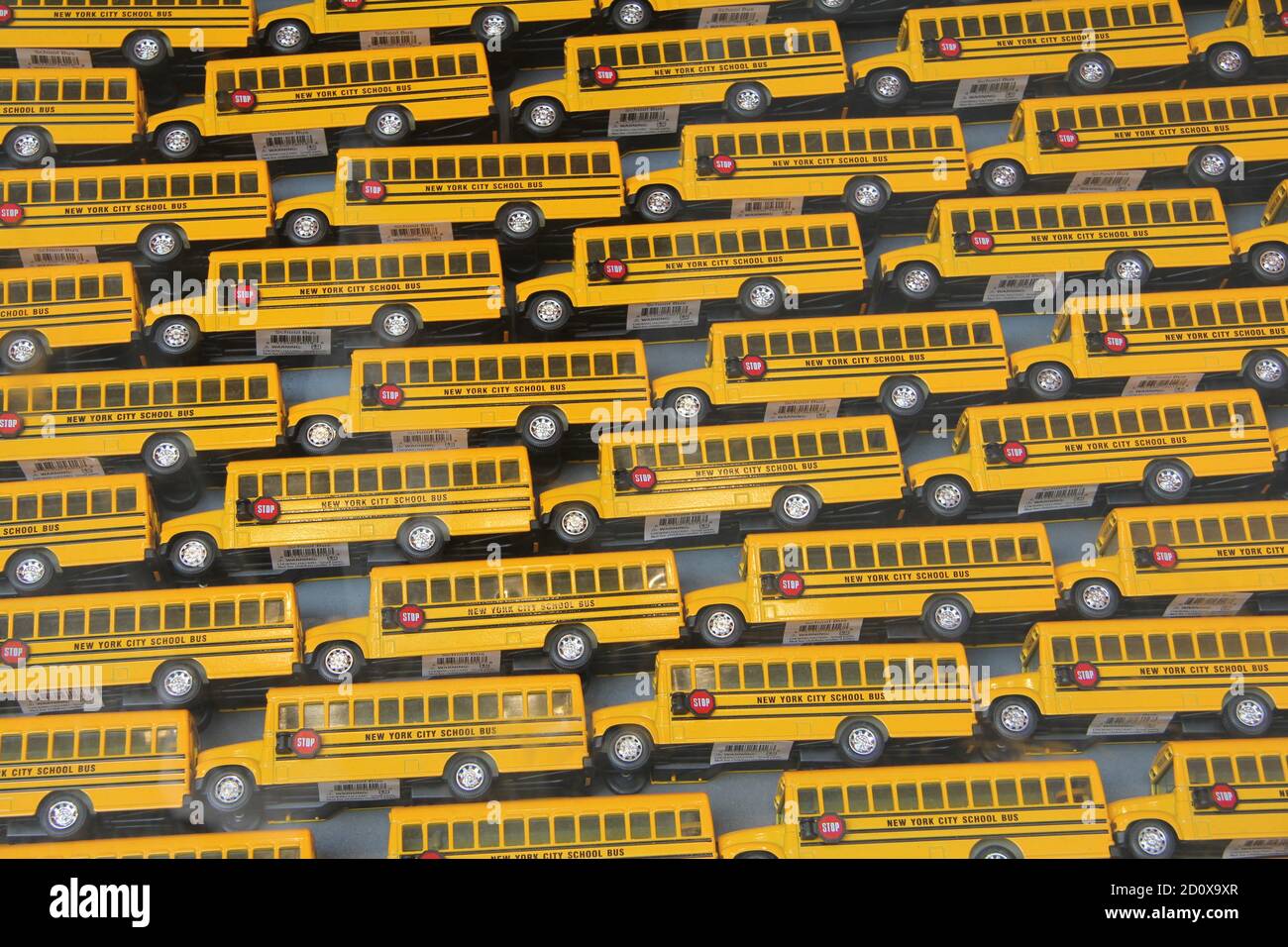 Raster der Toy Model School Busse in New York City Gelber Bus 7 Reihen hohe  Stoppschilder an den Seiten schwarz Reifen Stockfotografie - Alamy