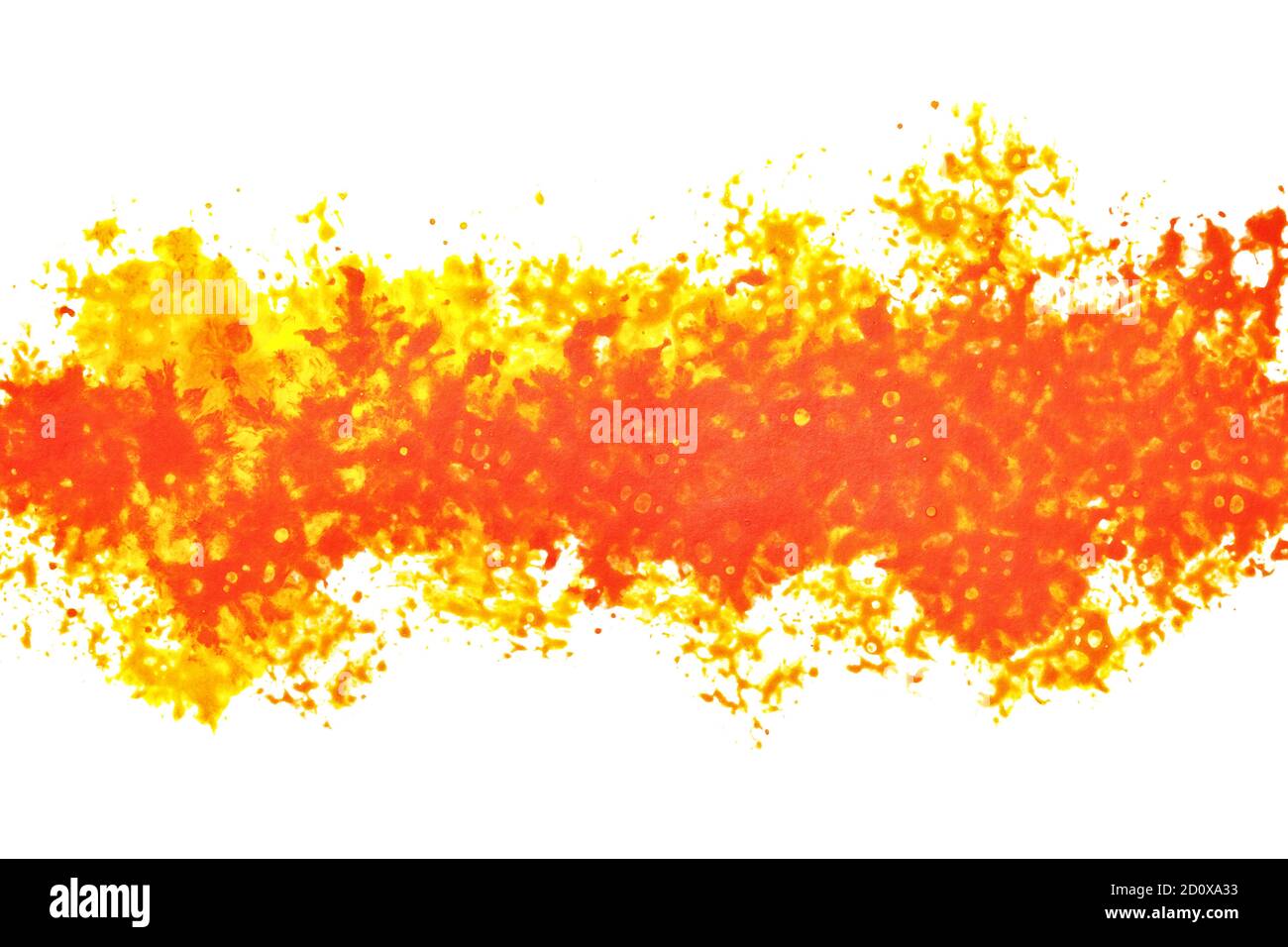 Gelbroter expressiver Streifen mit auf weißem Hintergrund isolierten Spritzern und Blots. Handgezeichnete Textur Stockfoto