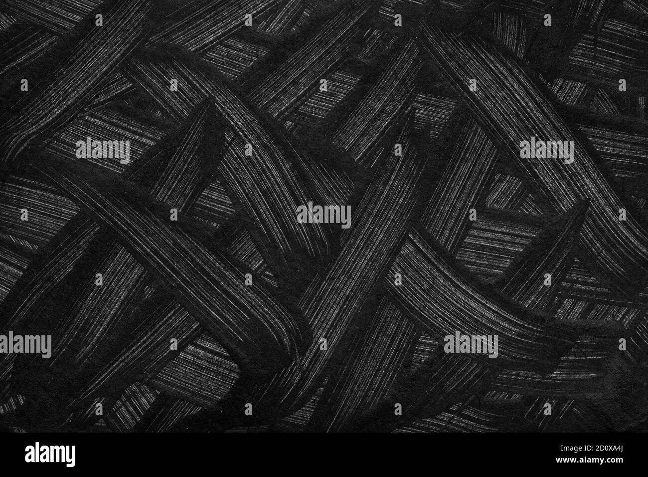 Zufällige schwarze durchscheinende Pinselstriche können als Hintergrund verwendet werden. Dunkle, lackierte Textur Stockfoto