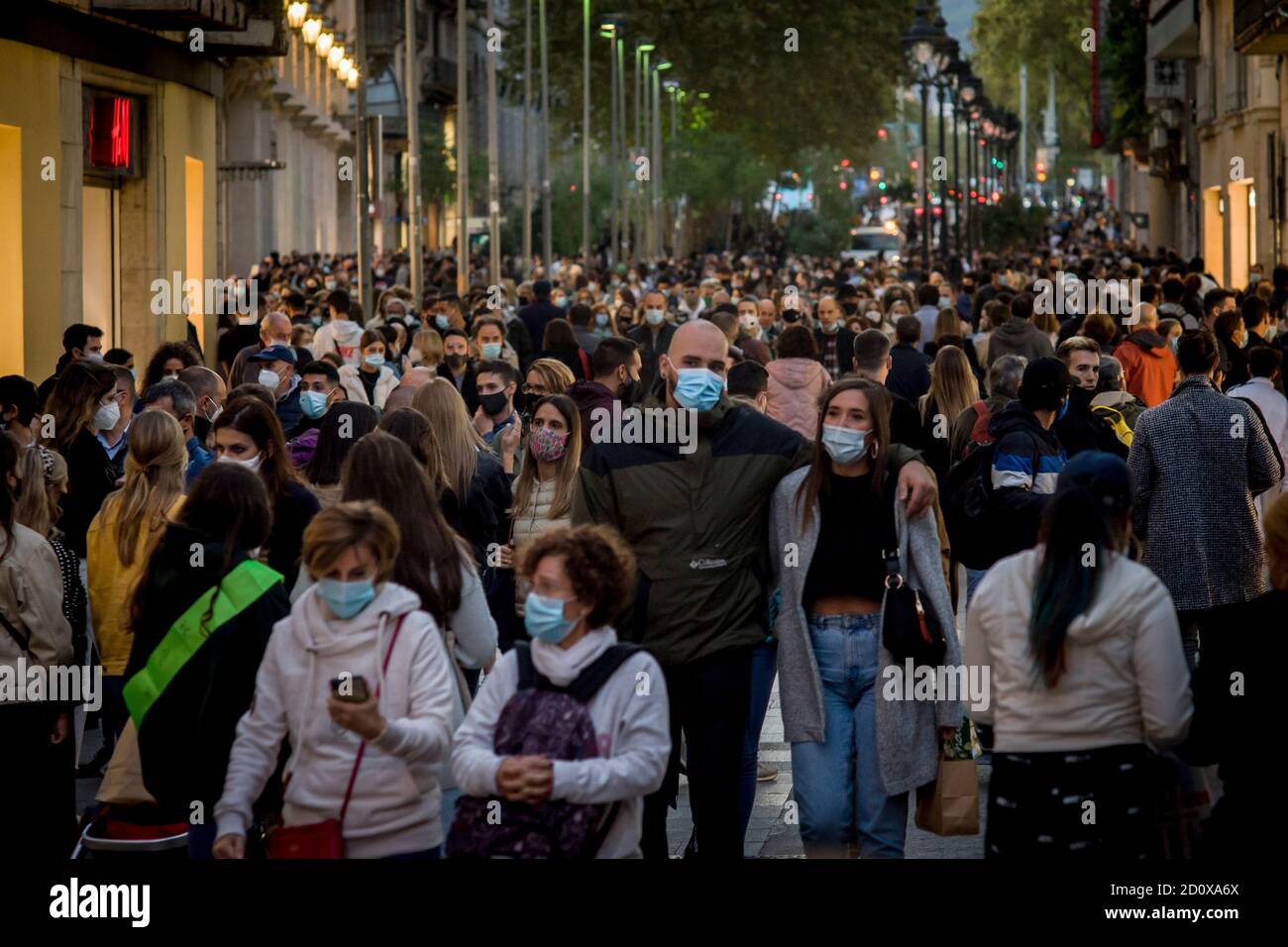 Barcelona, Spanien. 3. Oktober 2020, Barcelona, Katalonien, Spanien: Menschen, die Gesichtsmasken tragen, um die Ausbreitung des Coronavirus zu verhindern, gehen die Einkaufsstraße Portal del Angel in Barcelona entlang. Anzeichen einer zweiten Welle von Covid-19-Infektionen, die Spanien überrollten, haben dazu geführt, dass die Hauptstadt Madrid teilweise neu gesperrt wurde. Quelle:Jordi Boixareu/Alamy Live News Stockfoto