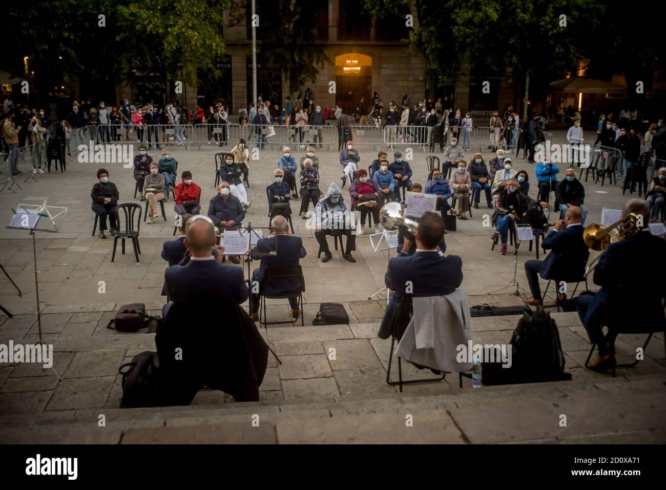 Barcelona, Spanien. 3. Oktober 2020, Barcelona, Katalonien, Spanien: Menschen mit Gesichtsmasken und sozialer Distanzierung, um die Ausbreitung des Coronavirus zu verhindern, besuchen ein Konzert auf dem Platz der Kathedrale von Barcelona. Anzeichen einer zweiten Welle von Covid-19-Infektionen, die Spanien überrollten, haben dazu geführt, dass die Hauptstadt Madrid teilweise neu gesperrt wurde. Quelle:Jordi Boixareu/Alamy Live News Stockfoto