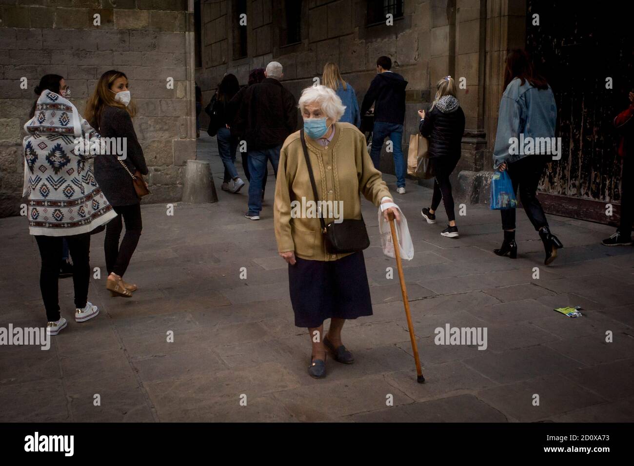 Barcelona, Spanien. 3. Oktober 2020, Barcelona, Katalonien, Spanien: Eine ältere Frau, die eine schützende Gesichtsmaske trägt, um die Ausbreitung des Coronavirus zu verhindern, geht durch Barcelonas gotisches Viertel. Anzeichen einer zweiten Welle von Covid-19-Infektionen, die Spanien überrollten, haben dazu geführt, dass die Hauptstadt Madrid teilweise neu gesperrt wurde. Quelle:Jordi Boixareu/Alamy Live News Stockfoto