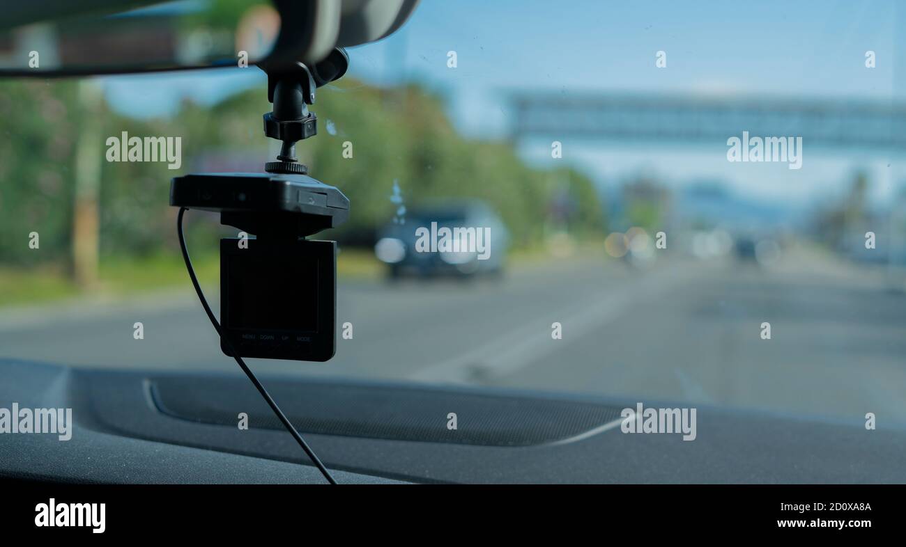 Auto-Videokamera (Dashcam) im Inneren des Autos auf der Autobahn mit verschwommenem Hintergrund der Autobahn Straße, aus der Perspektive des Fahrers. Konzept der Radar-Info Stockfoto