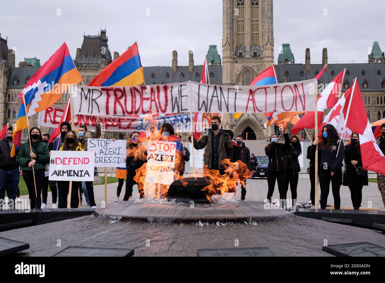 Armenische Führung Protest gegen die aserbaidschanische Aggression auf Artzach vor dem kanadischen Parlament zu stoppen. Ottawa, Kanada. Oktober 2020. Stockfoto