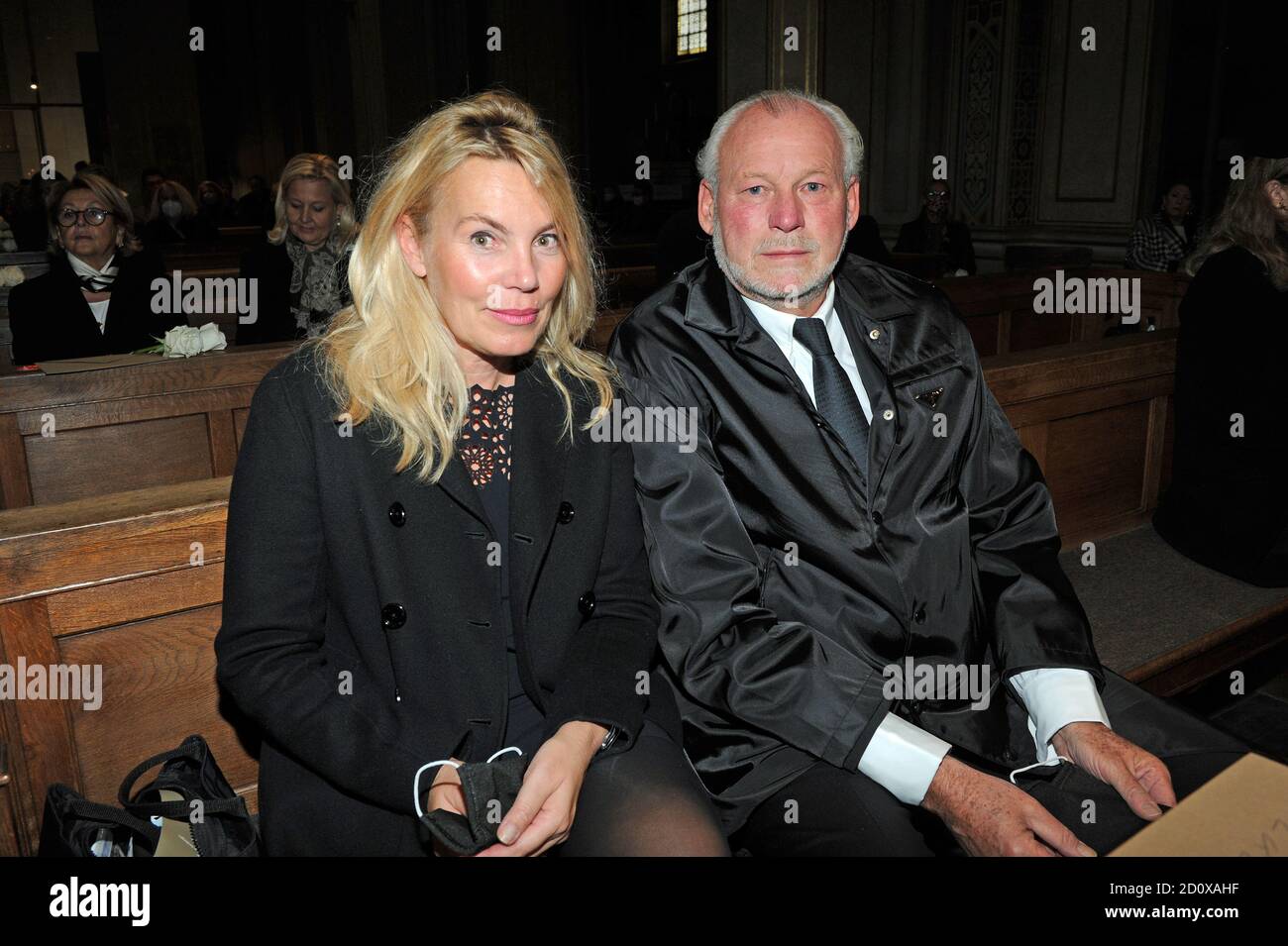 München, Deutschland. Oktober 2020. Kristina Falke und ihr Mann Paul Falke nehmen am Gedenkgottesdienst für Star-Figaro Gerhard Meir in der St.-Ludwig-Kirche Teil. Quelle: Ursula Düren/dpa/Alamy Live News Stockfoto