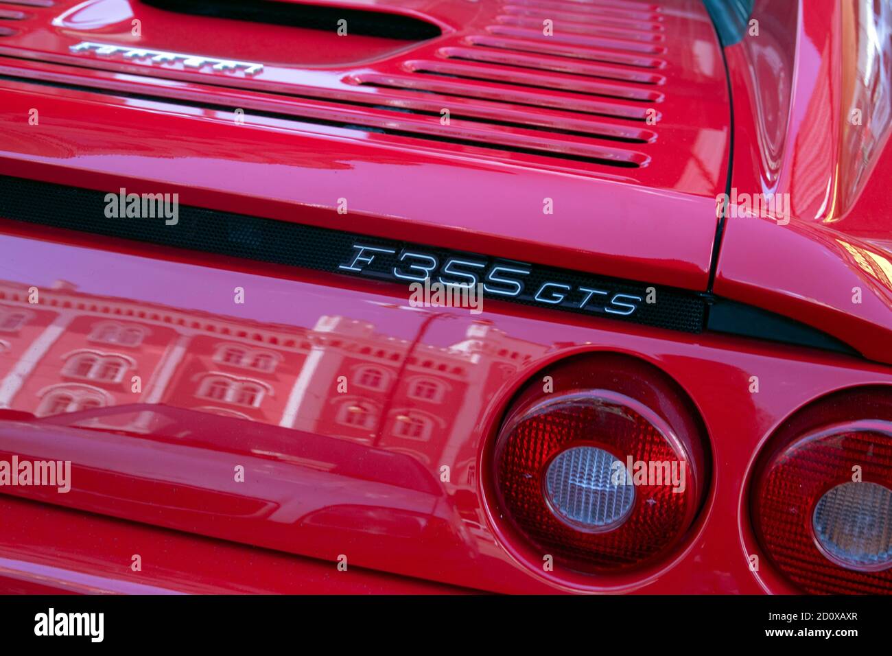 Rot geparkten Ferrari F355 gts Cabrio in der berühmten roten farbe ferarri. Die Typenbezeichnung F355 steht für 3500cc Hubraum und fünf Ventile p Stockfoto