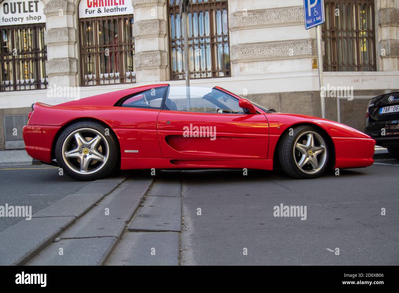 Rot geparkten Ferrari F355 gts Cabrio in der berühmten roten farbe ferarri. Die Typenbezeichnung F355 steht für 3500cc Hubraum und fünf Ventile p Stockfoto