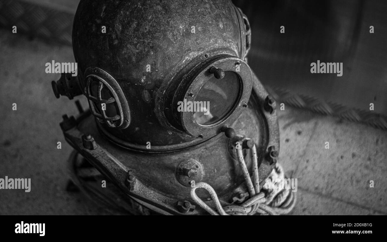 Alter Metalltauchhelm. Stockfoto