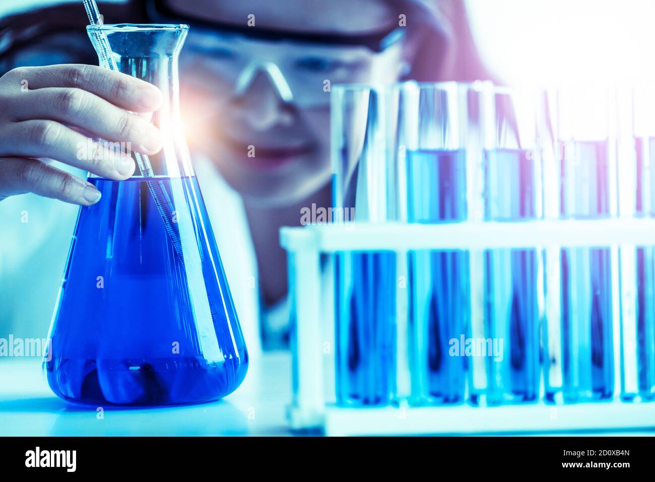 Wissenschaftlerin im Labor arbeiten und Prüfung Biochemie Probe im Reagenzglas. Wissenschaft Technologie Forschung und Entwicklung Studie Konzept. Stockfoto