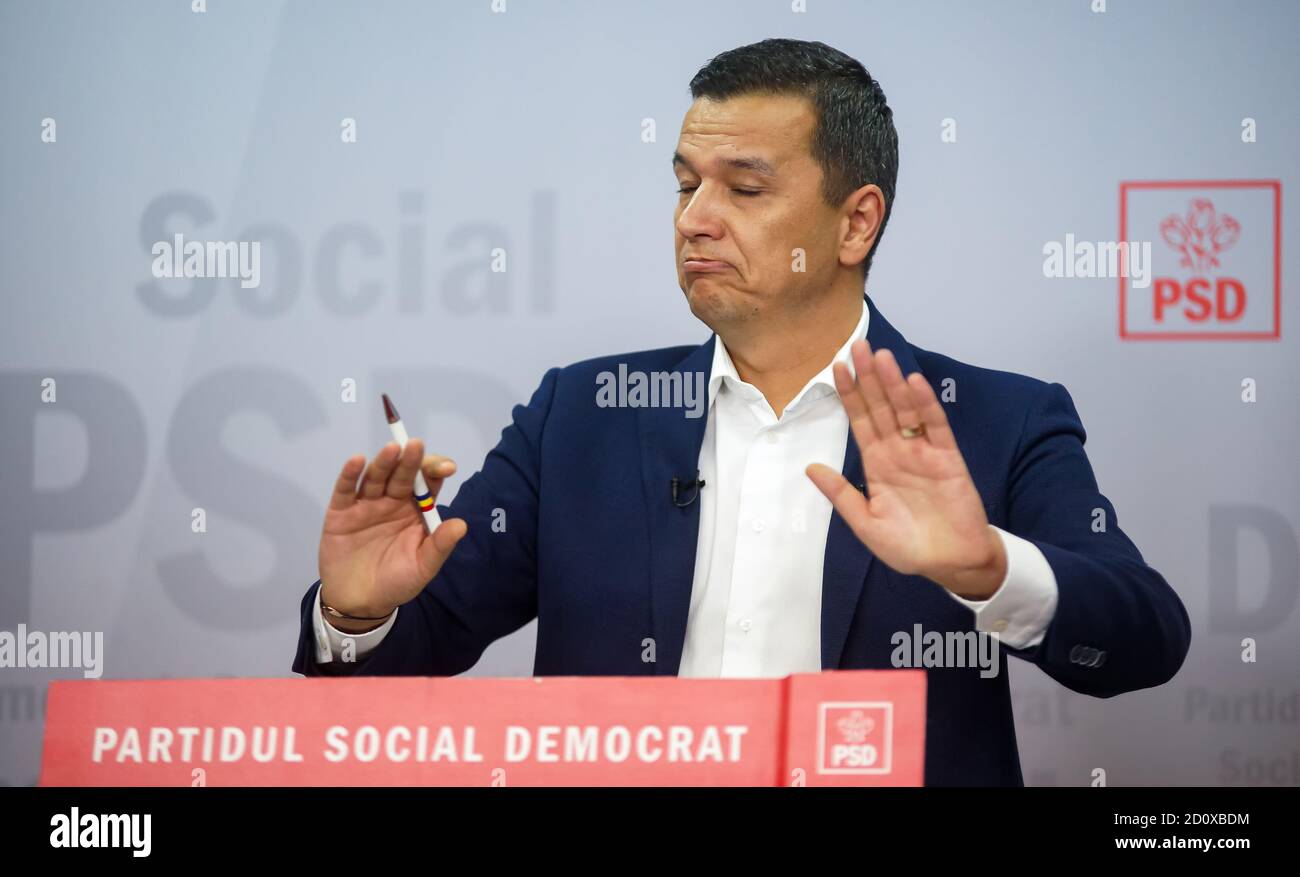 Bukarest, Rumänien - 30. August 2020: Sorin Grindeanu erster Vizepräsident der PSD, Antwort an die Presse während einer Pressekonferenz in Bukarest. Stockfoto