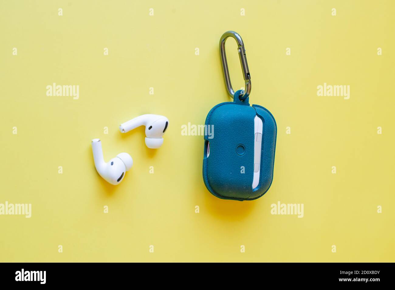 Kabelloser Bluetooth-Ohrhörer oder Ohrhörer oder Kopfhörer, isoliert auf gelbem Hintergrund Stockfoto