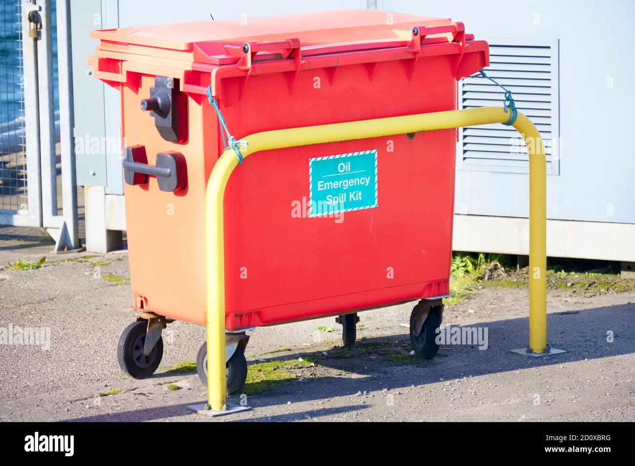 Spill Kit gelb Wheelie bin für Gesundheit und Sicherheit von Chemikalien, Öl, Diesel oder Benzin Verschmutzung Leck Stockfoto