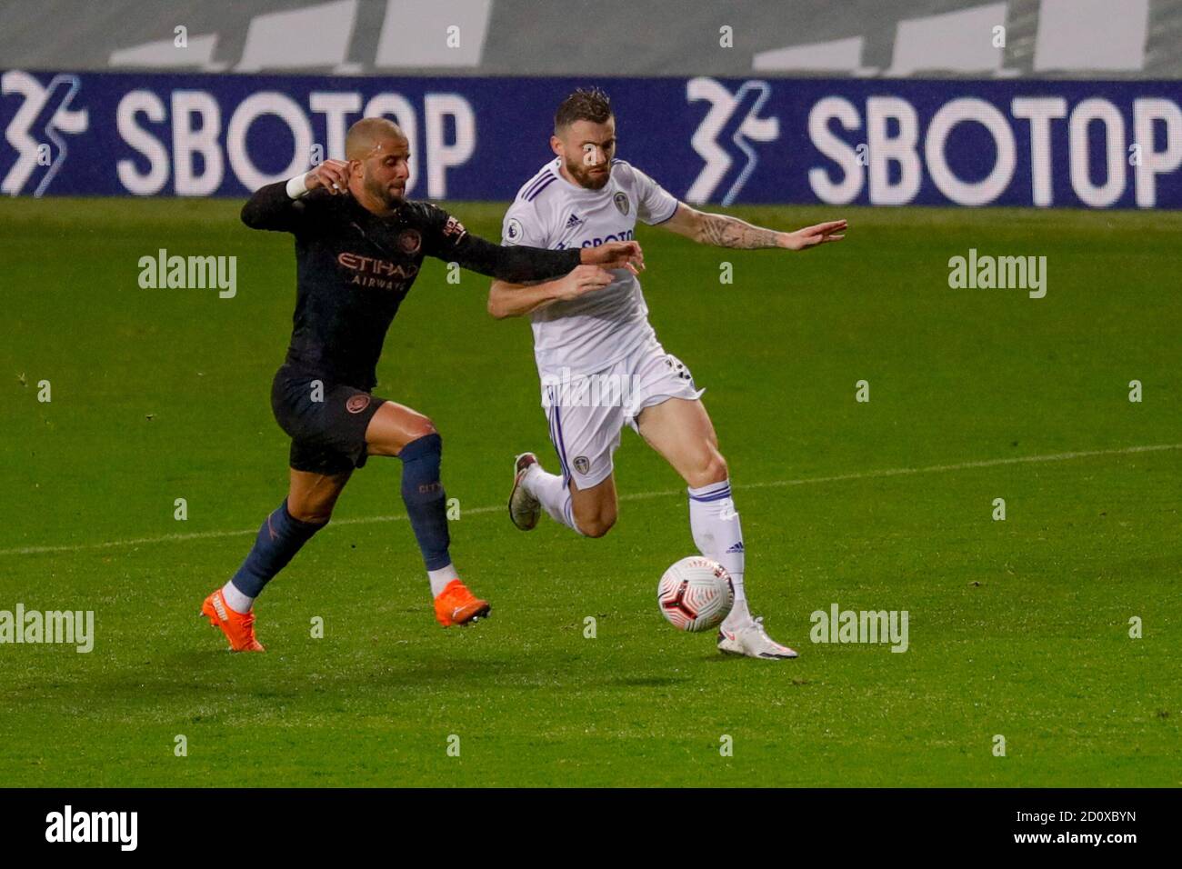 Leeds, Großbritannien. Oktober 2020. Leeds United Verteidiger Stuart Dallas (15) und Kyle Walker von Manchester City während der englischen Meisterschaft Premier League Fußballspiel zwischen Leeds United und Manchester City am 3. Oktober 2020 in Elland Road in Leeds, England - Foto Simon Davies / ProSportsImages / DPPI Kredit: LM/DPPI/Simon Davies/Alamy Live News Kredit: Gruppo Editoriale LiveMedia/Alamy Live News Stockfoto