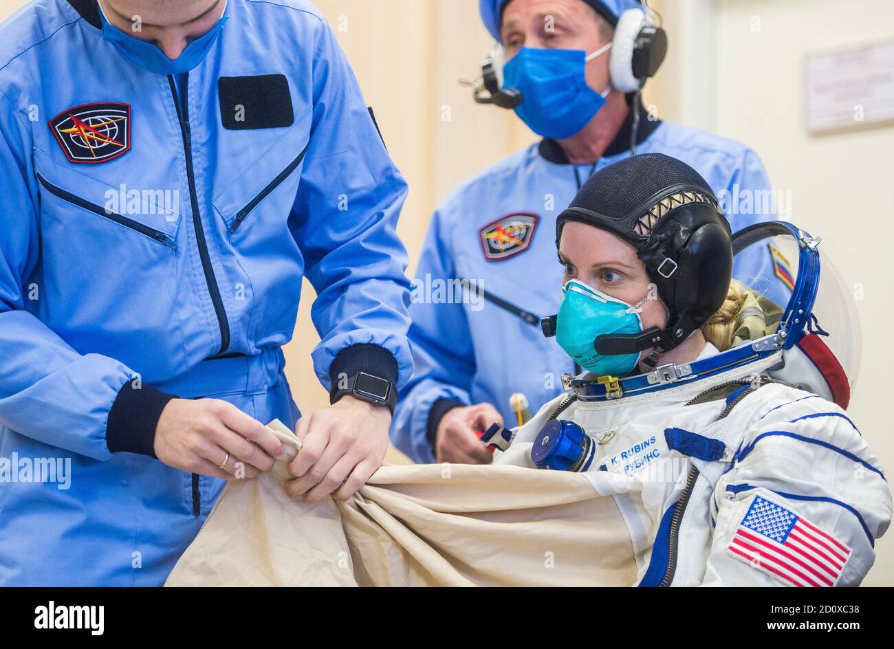 Expedition 64 NASA-Astronautin Kate Rubins während des Sokol Suit Pressure Check Tests zur Vorbereitung der kommenden russischen Sojus MS17-Sonde auf dem Kosmodrom Baikonur am 28. September 2020 in Baikonur, Kasachstan. Die Rakete soll am 14. Oktober mit den Besatzungsmitgliedern Kate Rubins von der NASA und den russischen Kosmonauten Sergey Ryzhikov und Sergey KUD-Sverchkov von Roskosmos zur Internationalen Raumstation starten. Stockfoto