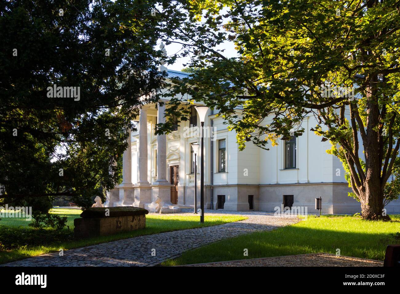 Hinterer Eingang der Lenck-Villa (Baujahr 1890, renoviert 2020), Sopron, Ungarn Stockfoto