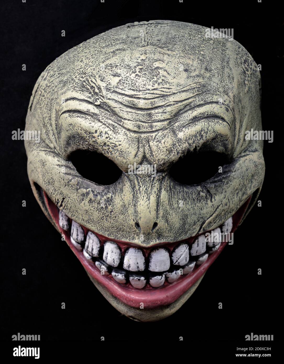 Halloween Scary Face Maske isoliert auf schwarzem Hintergrund Stockfoto