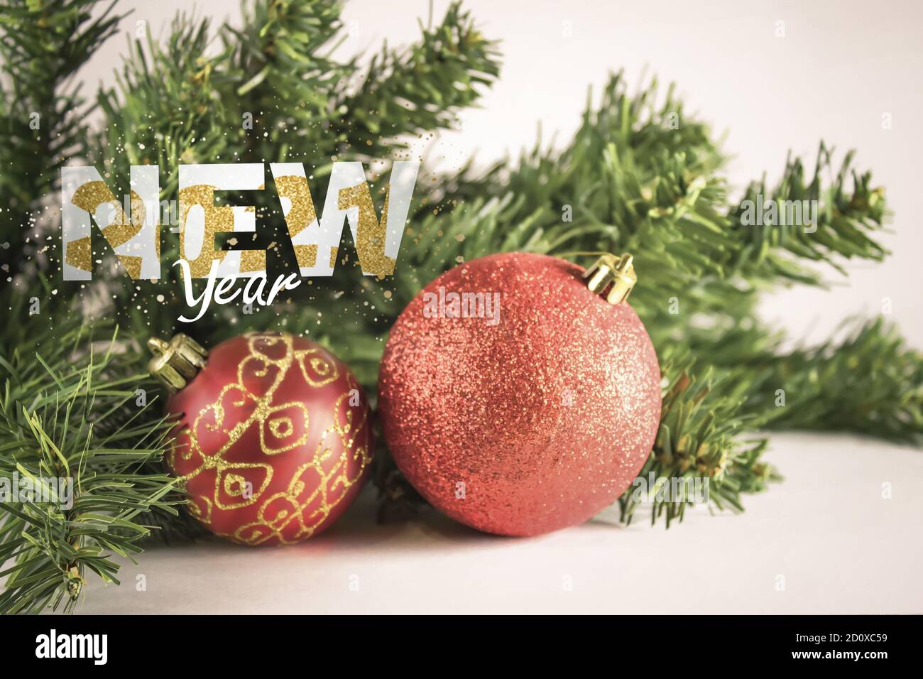 Weihnachtskugeln mit Tannenzweig und Text Neujahr 2021. Ein weihnachtlicher Hintergrund mit einem Platz für den Text Stockfoto