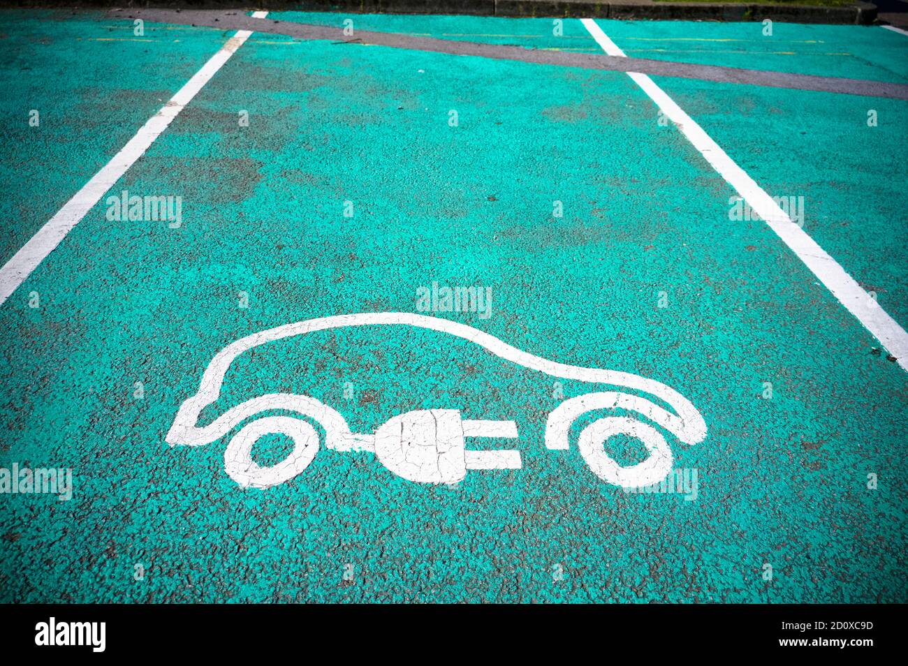 Elektrische Ladestelle Zeichen auf Asphalt für PKW oder Kostenlose Nutzung des Fahrrads auf dem Parkplatz Stockfoto