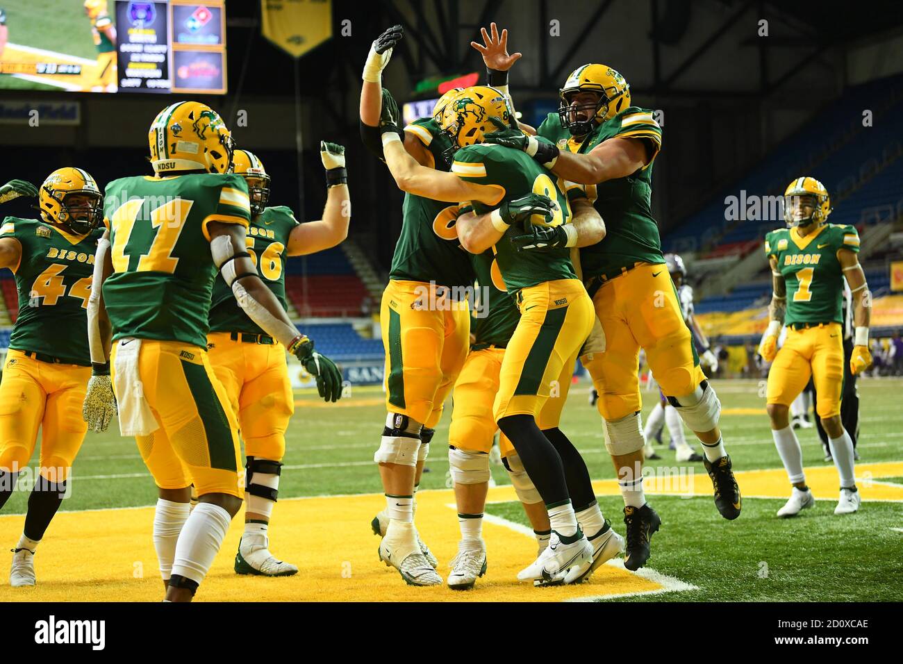 3. Oktober 2020: NDSU Bison Spieler feiern mit North Dakota State Bison Tight End Josh Babicz (81), nachdem er einen Touchdown Pass im zweiten Viertel eines NCAA FCS Fußballspiels zwischen den Central Arkansas Bears und dem North Dakota State Bison im Fargo Dome, Fargo, ND, erwischte. Russell Hons/CSM Stockfoto