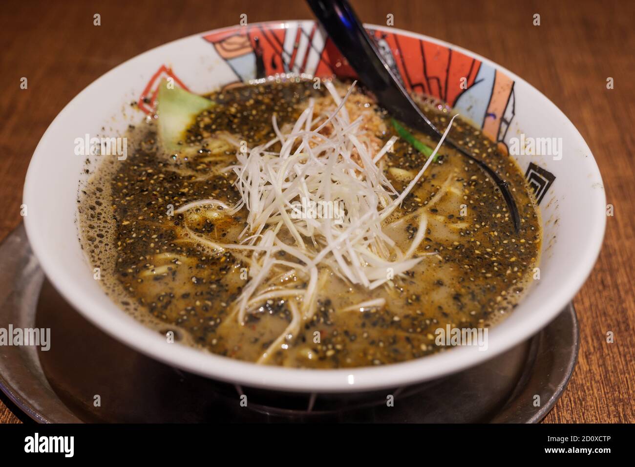 Special Black Tan Tan Ramen, japanische, würzige Nudelsuppe mit gehacktem Schweinefleisch, schwarzem Sesam, Chili-Öl und Chili-Bohnenpaste. Stockfoto