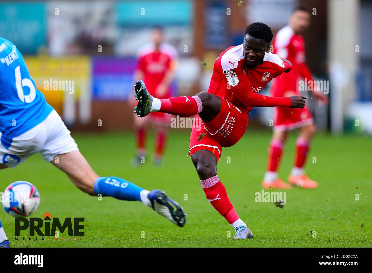 Peterborough, Großbritannien. Oktober 2020. Diallang Jaiyesimi von Swindon Town Powers in einem Schuss während der Sky Bet League 1 Spiel gespielt hinter verschlossenen Türen zwischen Peterborough und Swindon Town in London Road, Peterborough, England. Gespielt ohne Unterstützer, die aufgrund der aktuellen Regierungsvorschriften während der COVID-19-Pandemie am 3. Oktober 2020 teilnehmen konnten. Foto von Nick Browning/Prime Media Images. Kredit: Prime Media Images/Alamy Live Nachrichten Stockfoto