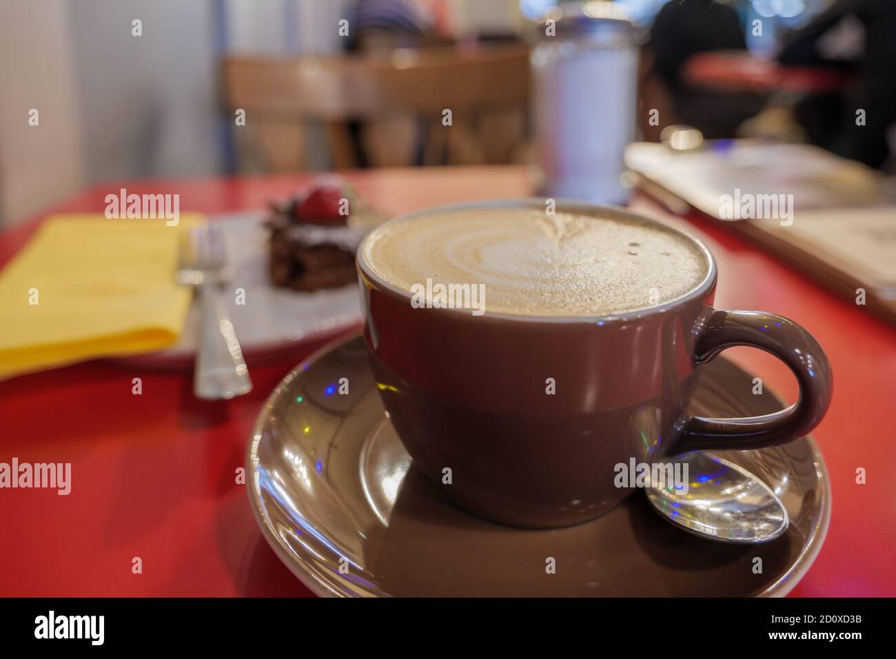 Ausgewählte Fokus und Nahaufnahme einer braunen Tasse Cappuccino auf der Oberseite mit schönen zarten Latte Art mit Herzmuster. Stockfoto