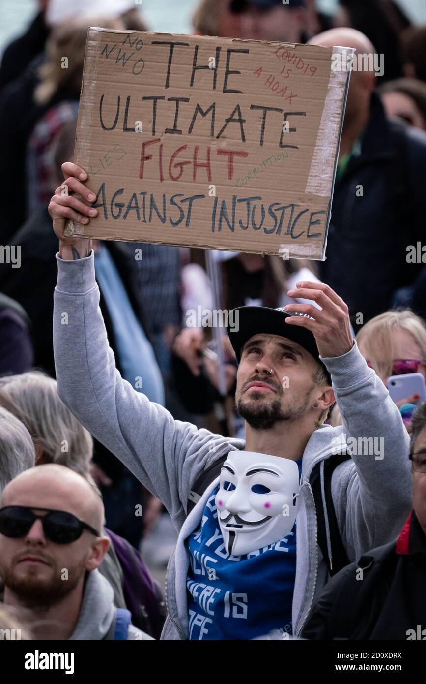 Tausende maskenlose Demonstranten ignorieren die soziale Distanzierung für ‘Wir stimmen nicht zu’ Anti-Lockdown-Proteste und Kundgebungen am Trafalgar Square, London, Großbritannien. Stockfoto