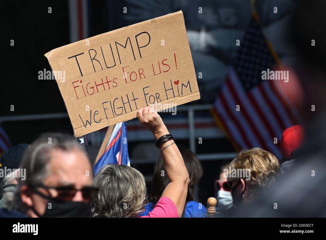 New York City, USA. Oktober 2020. Menschen nehmen an der von der Staten Island Ruplican Party organisierten Kundgebung „New York Triumph“ Teil, die am 3. Oktober 2020 im Bricktwon Center in Charleston im New Yorker Stadtteil Staten Island, NY, stattfand. Präsident Donald Trump gab am 2. Oktober bekannt, dass er (und First Lady Melania Trump) positiv auf COVID-19 getestet und mit dem Hubschrauber vom Weißen Haus zum Walter Reed National Medical Center transportiert wurde, wo er derzeit wegen einer Coronavirus-Infektion behandelt wird. (Anthony Behar/Sipa USA) Quelle: SIPA USA/Alamy Live News Stockfoto