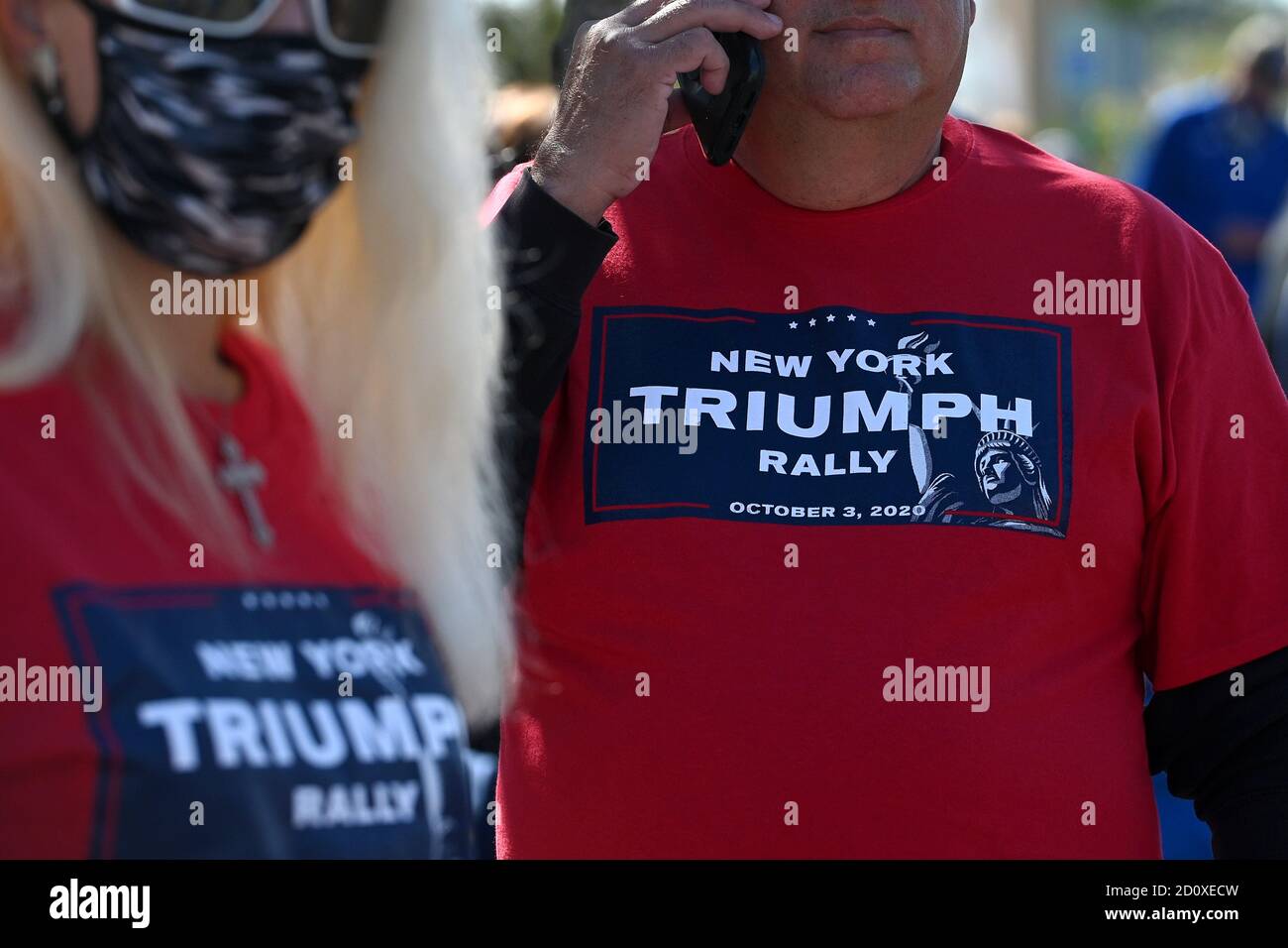 New York City, USA. Oktober 2020. Menschen nehmen an der von der Staten Island Ruplican Party organisierten Kundgebung „New York Triumph“ Teil, die am 3. Oktober 2020 im Bricktwon Center in Charleston im New Yorker Stadtteil Staten Island, NY, stattfand. Präsident Donald Trump gab am 2. Oktober bekannt, dass er (und First Lady Melania Trump) positiv auf COVID-19 getestet und mit dem Hubschrauber vom Weißen Haus zum Walter Reed National Medical Center transportiert wurde, wo er derzeit wegen einer Coronavirus-Infektion behandelt wird. (Anthony Behar/Sipa USA) Quelle: SIPA USA/Alamy Live News Stockfoto