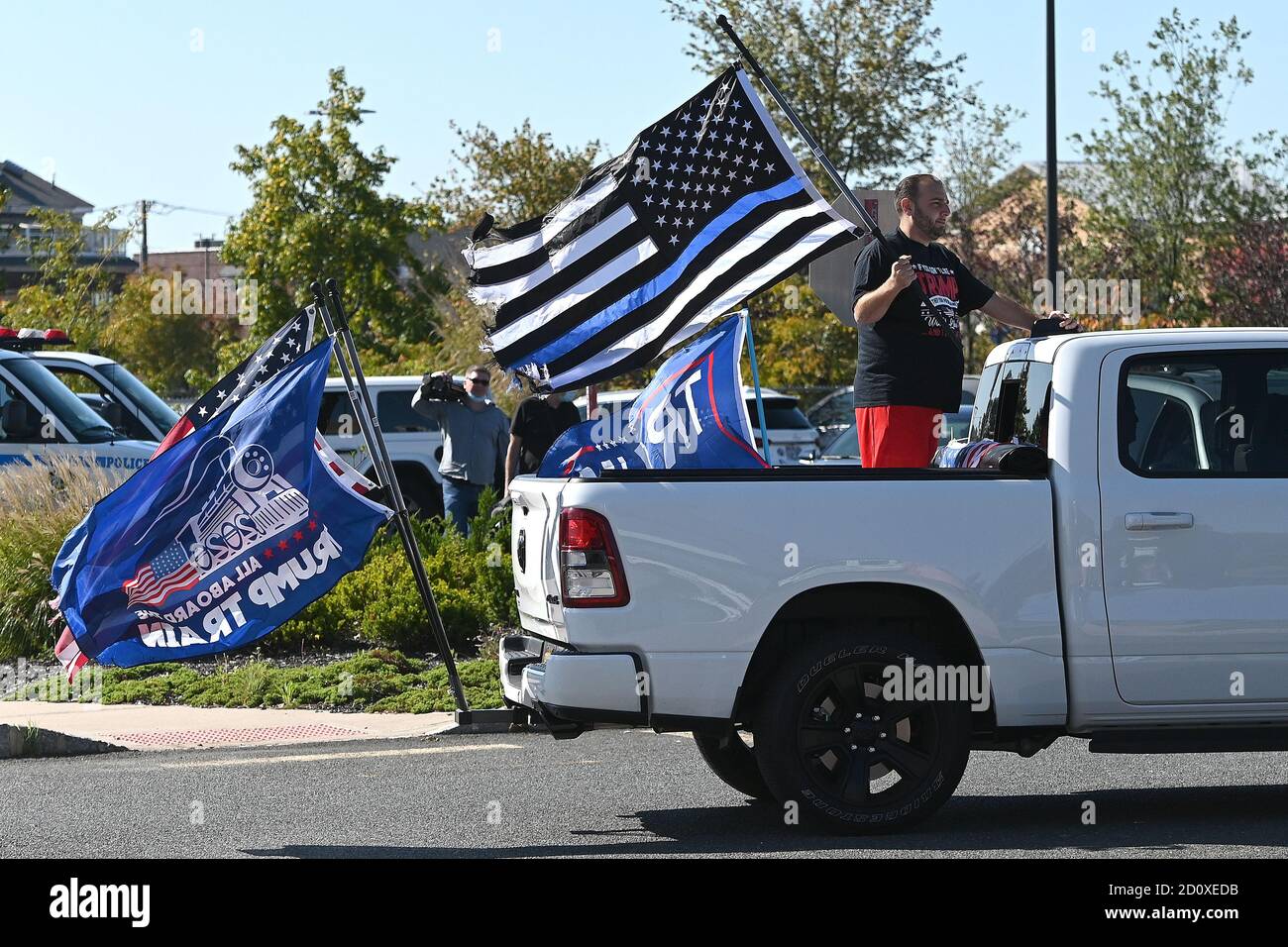 New York City, USA. Oktober 2020. Menschen nehmen an der von der Staten Island Ruplican Party organisierten Kundgebung „New York Triumph“ Teil, die am 3. Oktober 2020 im Bricktwon Center in Charleston im New Yorker Stadtteil Staten Island, NY, stattfand. Präsident Donald Trump gab am 2. Oktober bekannt, dass er (und First Lady Melania Trump) positiv auf COVID-19 getestet und mit dem Hubschrauber vom Weißen Haus zum Walter Reed National Medical Center transportiert wurde, wo er derzeit wegen einer Coronavirus-Infektion behandelt wird. (Anthony Behar/Sipa USA) Quelle: SIPA USA/Alamy Live News Stockfoto