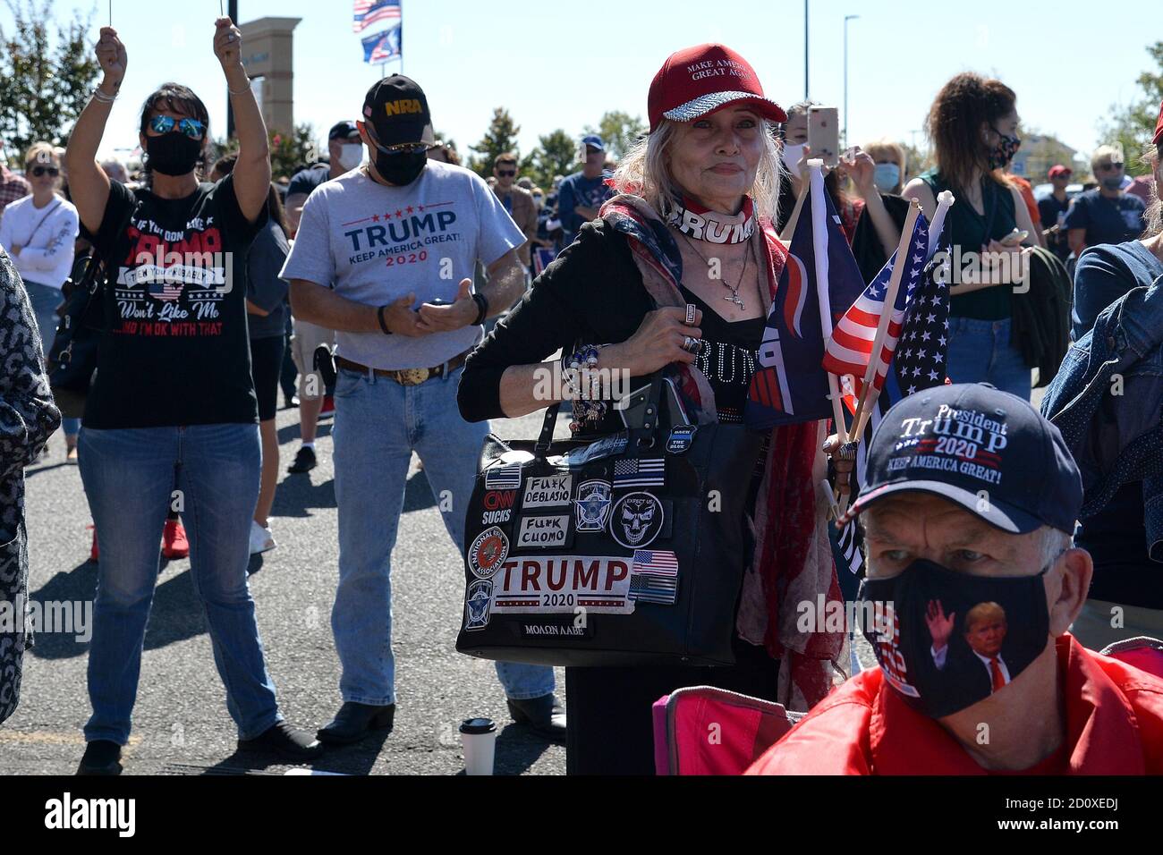 New York City, USA. Oktober 2020. Menschen nehmen an der von der Staten Island Ruplican Party organisierten Kundgebung „New York Triumph“ Teil, die am 3. Oktober 2020 im Bricktwon Center in Charleston im New Yorker Stadtteil Staten Island, NY, stattfand. Präsident Donald Trump gab am 2. Oktober bekannt, dass er (und First Lady Melania Trump) positiv auf COVID-19 getestet und mit dem Hubschrauber vom Weißen Haus zum Walter Reed National Medical Center transportiert wurde, wo er derzeit wegen einer Coronavirus-Infektion behandelt wird. (Anthony Behar/Sipa USA) Quelle: SIPA USA/Alamy Live News Stockfoto