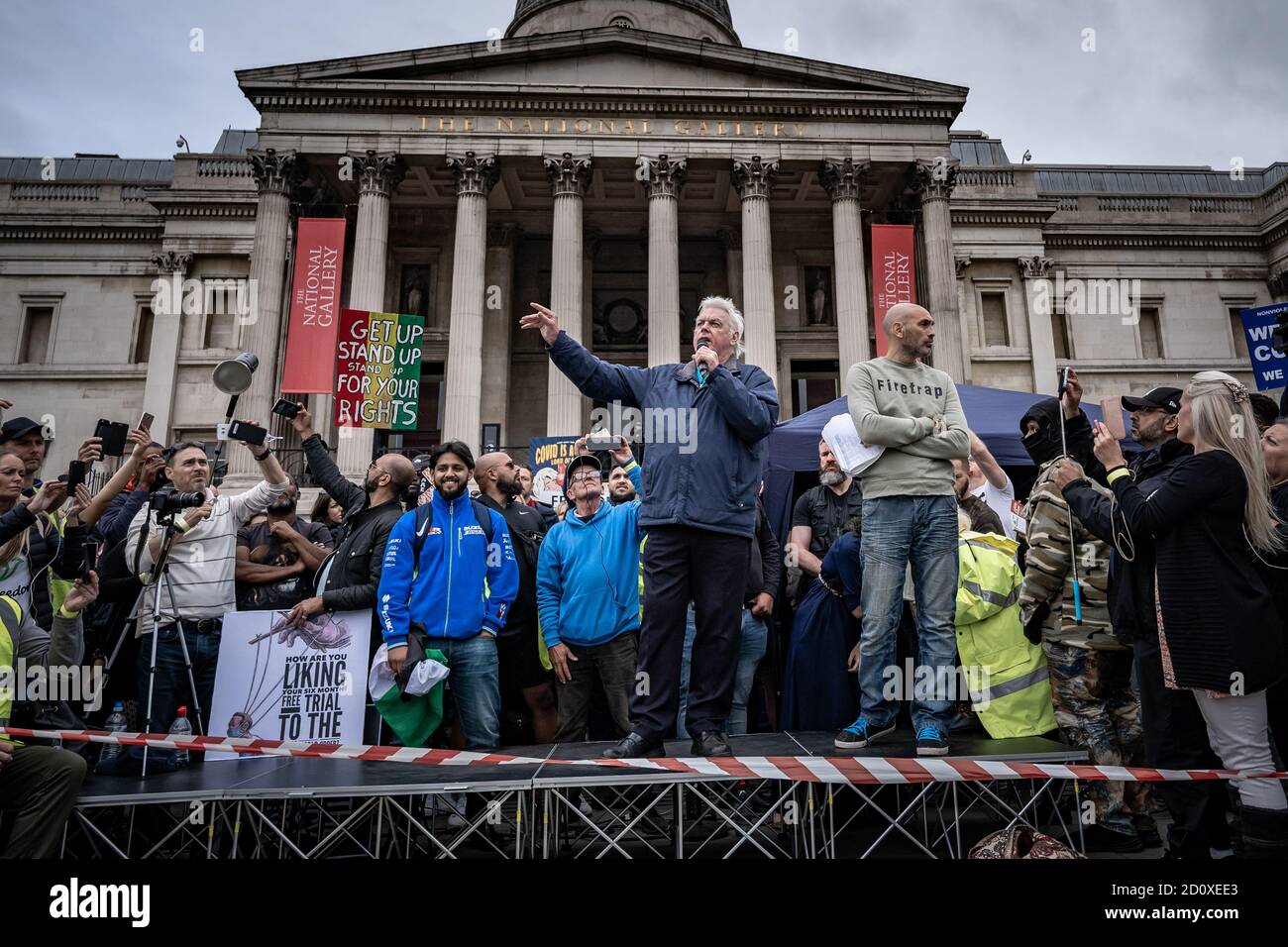 Tausende maskenlose Demonstranten ignorieren die soziale Distanzierung für ‘Wir stimmen nicht zu’ Anti-Lockdown-Proteste und Kundgebungen am Trafalgar Square, London, Großbritannien. Stockfoto