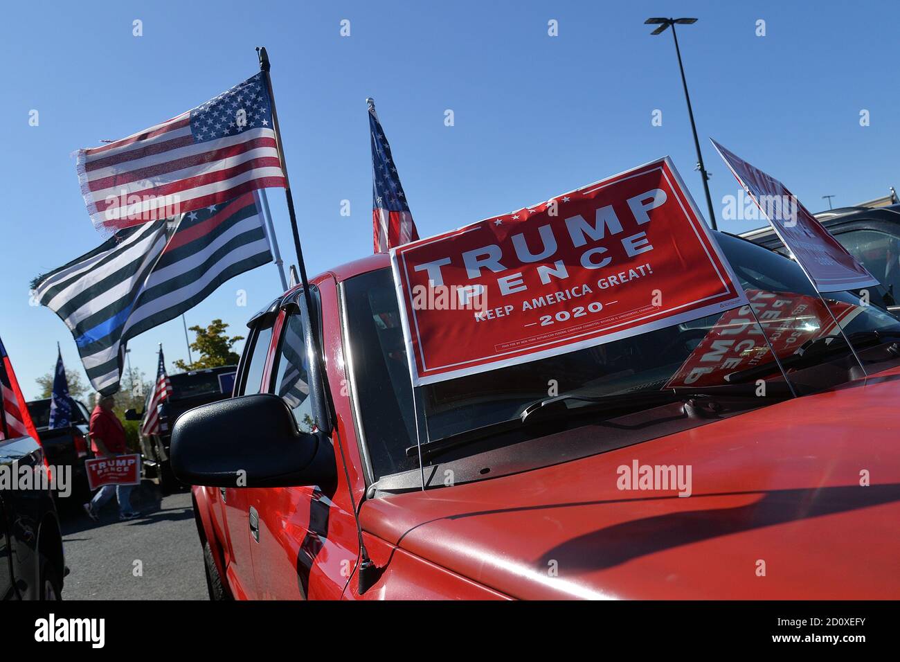 New York City, USA. Oktober 2020. Schilder und Flaggen sind auf einer Pro-Trump "New York Triumph"-Kundgebung zu sehen, die von der Staten Island Ruplican Party organisiert wurde und am 3. Oktober 2020 im Bricktwon Center in Charleston im New Yorker Stadtteil Staten Island, NY, stattfand. Präsident Donald Trump gab am 2. Oktober bekannt, dass er (und First Lady Melania Trump) positiv auf COVID-19 getestet und mit dem Hubschrauber vom Weißen Haus zum Walter Reed National Medical Center transportiert wurde, wo er derzeit wegen einer Coronavirus-Infektion behandelt wird. (Anthony Behar/Sipa USA) Quelle: SIPA USA/Alamy Live News Stockfoto